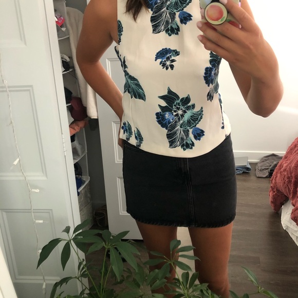 H&M flower top! - Picture 2 of 7